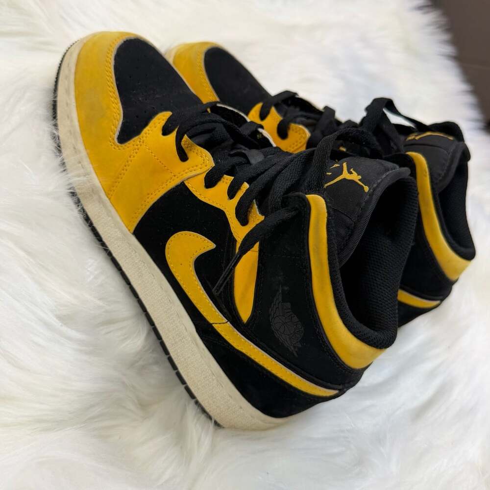 Air Jordan 1 Retro Mid (GS) Big Kids Size 6Y